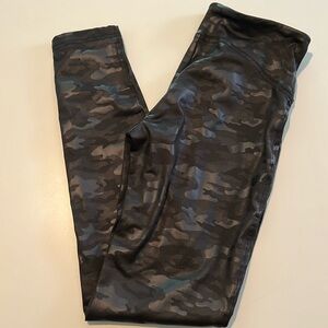 Camo matte/faux leather like leggings